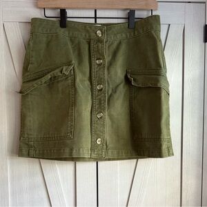 ✨3 BDG Skirts for $40✨
BDG Olive Green Mini Skirt